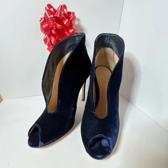 Gianvito Rossi Velvet U Cut Peep Toe Ankle Bootie, Size 37.5 - Picture 2 of 9